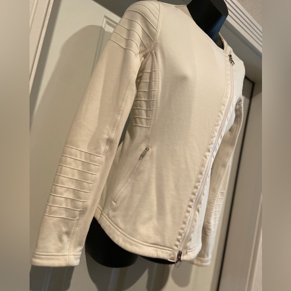 Athleta~Soft~Ivory~Form-Fitting~Asymmetrical Zip Closure~Light Jacket~Size XSP - Picture 3 of 16